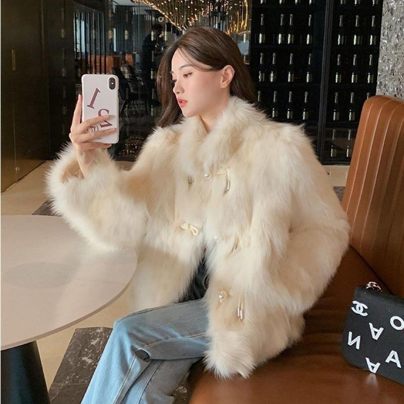Quality Winter Clothing Brand - เสื้อโค้ทขนเฟอร์คุณภาพสูงแบบพองตัว พร้อมกระดุมมุก เสื้อโค้ทขนเฟอร์เทียมสำหรับผู้หญิง ให้ความอบอุ่นในฤดูหนาว เสื้อผ้าดีไซน์หรูหรา แบรนด์หรู